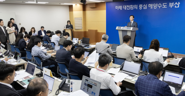 전재수 부산시장이 14일 부산시청 기자회견장에서 ‘문화분야 주요 현안 관련 기자회견’을 열었다. 이원준 기자 lwj@