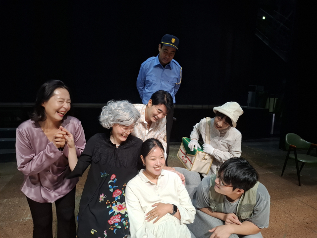 연극 ‘태양아파트 은행나무’ 연습 사진. 극단 자유바다 제공
