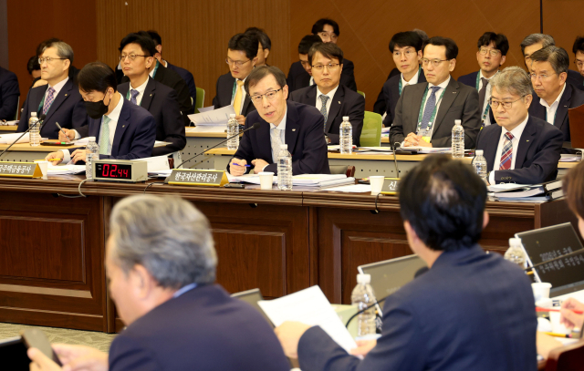 15일 부산국제금융센터에서 열린 한국자산관리공사(캠코), 한국주택금융공사, 신용보증기금에 대한 국회 정무위 국정감사에서 캠코 정정훈 사장이 질의에 답하고 있다. 이재찬 기자 chan@