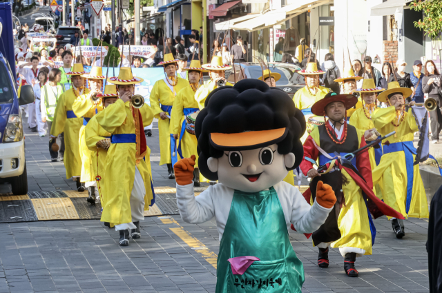 축제철을 맞아 부산의 지자체들이 바가지 요금 대책 마련에 나서고 있다. 15일 부산 중구 광복로에서 열린 부산자갈치축제 거리 퍼레이드. 이원준 기자 lwj@