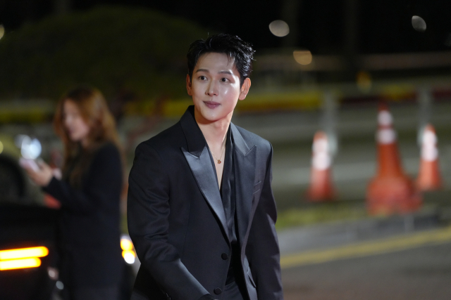 제31회 BIFF 폐막식 사회자를 맡은 임시완 배우가 영화의 전당 레드카펫에 입장하는 모습. 최범준 인턴기자