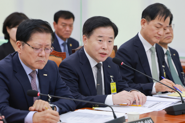 이경규 인천항만공사 사장이 19일 국회 농림축산식품해양수산위원회에서 열린 해양경찰청, 수산업협동조합중앙회, 부산항만공사 등에 대한 국정감사에서 농해수위원 질의에 답하고 있다. 연합뉴스