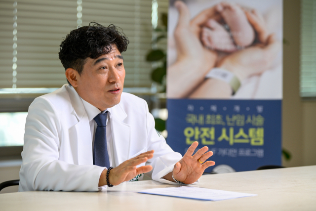 부산마리아의원 주재홍 연구부장은 체외수정을 통한 임신 성공률을 높이기 위해선 난자의 질이 가장 중요하다고 강조했다. 주 부장은 5일째까지 키운 배아를 되도록이면 적은 개수를 이식하는 것이 좋다고 말했다. 부산마리아의원 제공