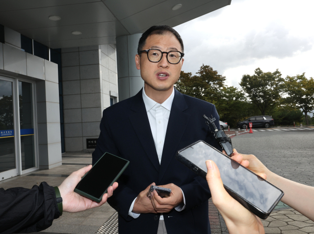 김상욱 울산시장이 지난 4일 울산경찰청에 출석하며 취재진 질문에 답하고 있다.
