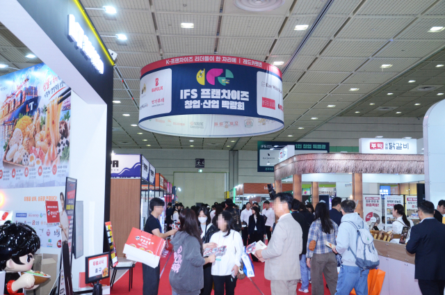 22일 서울 강남구 코엑스에서 열린 제61회 IFS 프랜차이즈 창업 산업 박람회에서 참관객들이 전시장을 둘러보고 있다. 한국프랜차이즈산업협회 제공