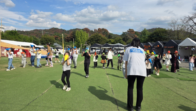 10월 초 경남 함안군 법수면 강주리에 폐교를 활용해 캠프닉 공간으로 꾸민 강주학교캠프에서 방문객들이 다양한 프로그램을 즐기고 있다. 강대한 기자 kdh@