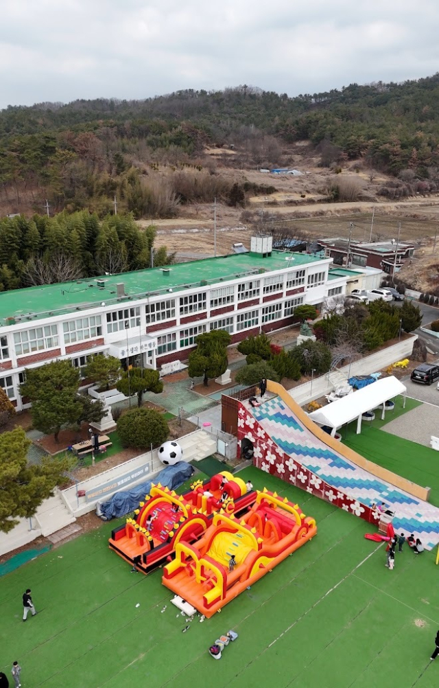 경남 함안군 법수면 강주리에 강주학교캠프 건물 전경. 강주학교캠프 제공
