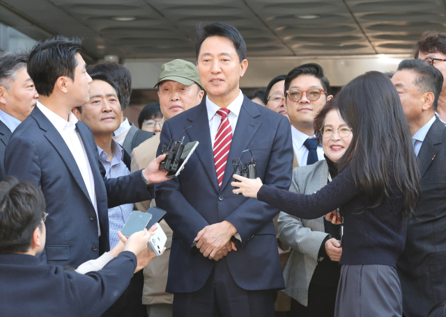 오세훈 서울시장이 23일 서울 서초구 서울고법에서 열린 '명태균 여론조사 대납 의혹 사건' 항소심 선고 공판 뒤 무죄 판결과 관련해 입장을 밝히고 있다. 연합뉴스