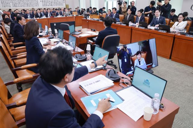 26일 국회 법제사법위원회에서 열린 법무부, 고위공직자범죄수사처, 대법원(법원행정처) 등에 대한 종합감사에서 국민의힘 김민전 의원이 민주당 법사위원 등 의원들을 언급하며 질의한 것과 관련해 여야 의원들이 설전을 벌이고 있다. 연합뉴스