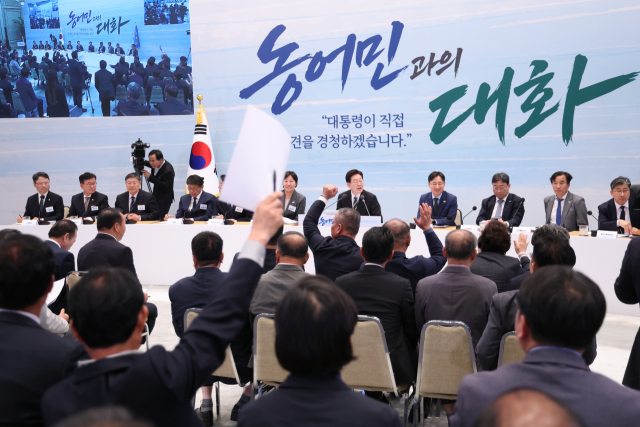 이재명 대통령이 26일 청와대에서 열린 농어민과의 대화 행사에서 농어민들의 의견을 듣고 있다. 연합뉴스