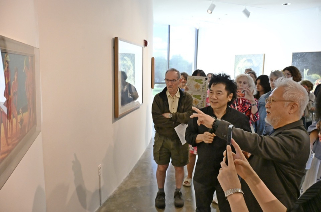 워싱턴 D.C. 아메리칸대학교 미술관에서 열린 개인전에서 안창홍 작가가 작품을 설명하고 있다. 작가 제공