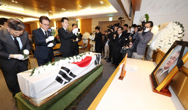 더불어민주당 김민석 대표와 국민의힘 장동혁 대표가 27일 서울 강남구 삼성서울병원 장례식장에서 열린 고 최형우 전 내무부 장관 영결식에서 헌화하고 있다. 연합뉴스