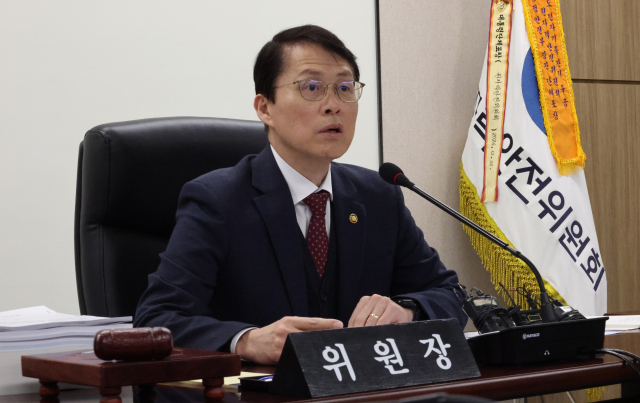 최원호 원자력안전위원장이 27일 서울 종로구 원자력안전위원회에서 열린 제2026-17회 원자력안전위원회의에서 발언하고 있다. 연합뉴스