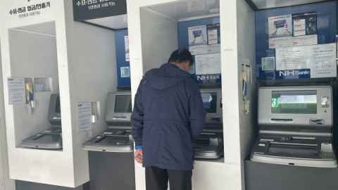 사라지는 은행 ATM… 고령층 ‘금융 접근성’ 위협한다
