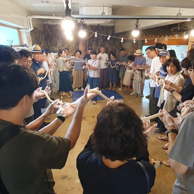 2024년 7월 남해 상주에서 문을 연 은모래마을책방의 개업식 모습. 실처럼 가래떡을 만들어 함께 나누어 먹었다. 저자 제공