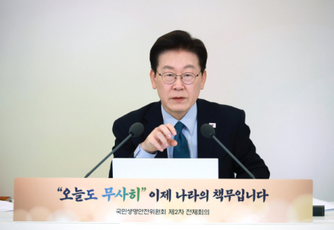 이 대통령 연이은 직접 반박… ‘과도한 SNS’ 비판에도 활동 지속