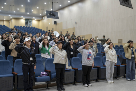 [포토뉴스] ‘경례’ 손끝에 걸린 애틋한 ‘모정’