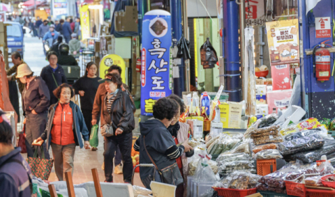 상품 늘리고 배달도 하고… 수십 년 된 노포, 변화 기회 잡기 안간힘 [골목시장, 다시 장날]