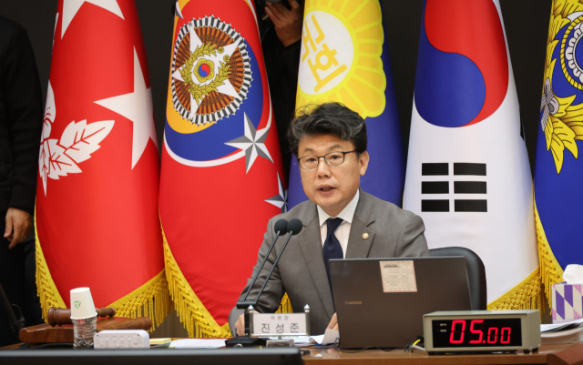 진성준 국회 국방위원장이 19일 오전 충남 계룡시 계룡대에서 열린 국회 국방위원회의 육군본부 등에 대한 국정감사에서 발언하고 있다. 연합뉴스