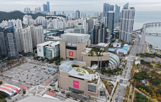 신세계백화점이 부산 해운대구 롯데백화점 센텀시티점 인수에 나섰다. 신세계백화점은 센텀시티 야외 주차장 부지에 호텔, 오피스, 레지던스 등을 포함한 대규모 복합개발을 추진하는 등 이 일대에 ‘신세계 타운’을 구축할 계획이라고 밝혔다. 정종회 기자 jjh@