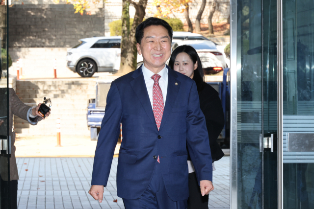 김건희 여사에게 260만원대 로저비비에 가방을 선물한 혐의로 기소된 국민의힘 김기현 의원이 30일 서울중앙지법에서 열린 1심 선고 공판에 출석하고 있다. 연합뉴스