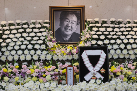 '국민 아버지' 故최불암 빈소 조문 행렬…문화예술·정재계 곳곳서 발길(종합)